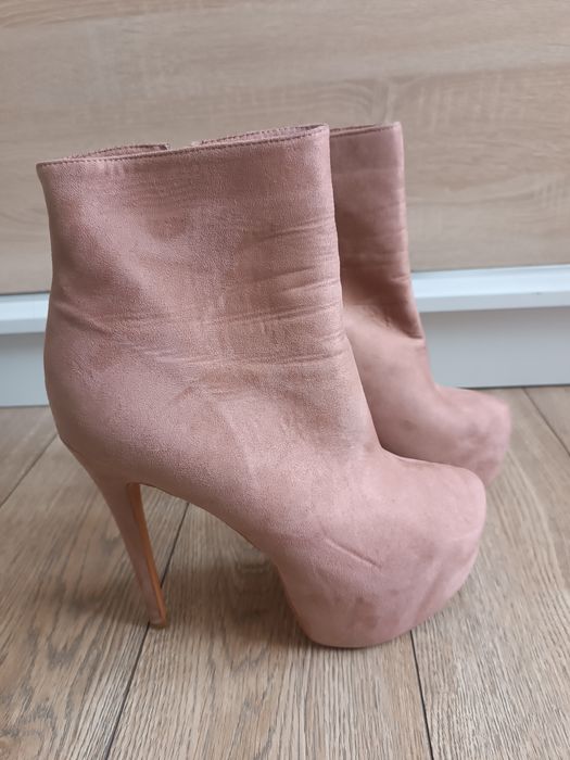 Kremowe botki na szpilce