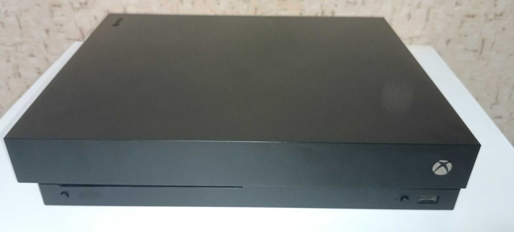 Xbox one x на 1 тб 2 геймпади