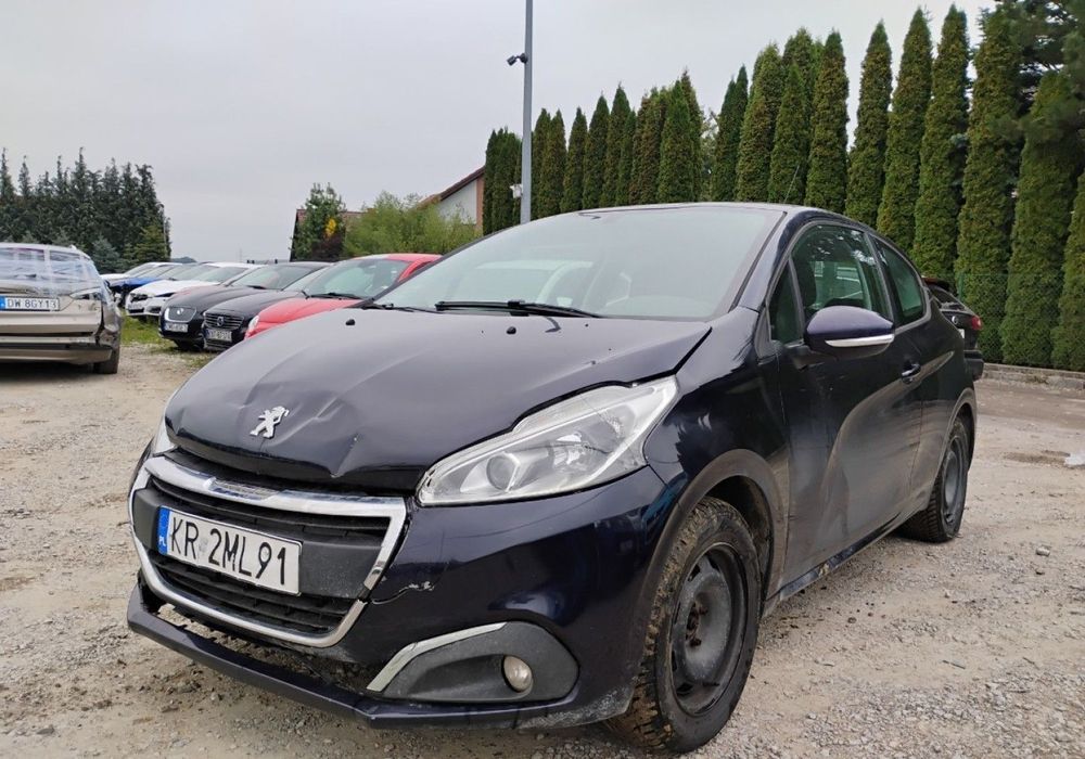 Peugeot 208 2017r, 1.2 Benzyna. Lekko uszkodzony przód. Jeździ.