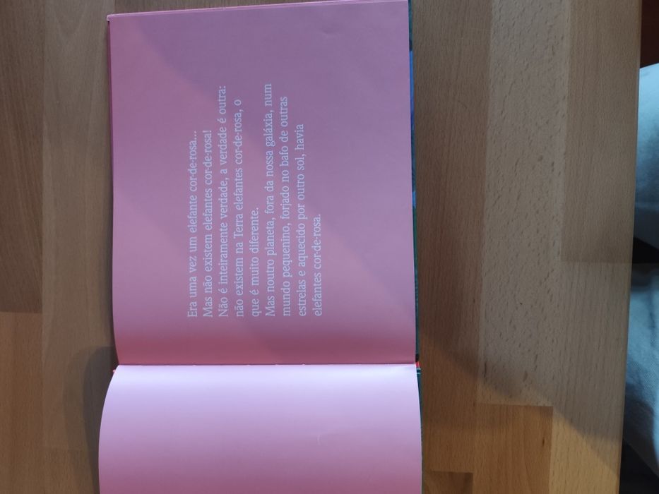 Livro infantil "O Elefante Cor-de-Rosa" de Luísa Dacosta