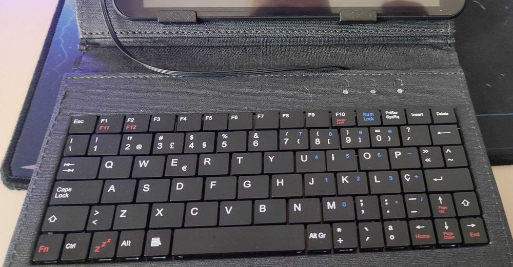 Tablet 8" com teclado e carregador solar