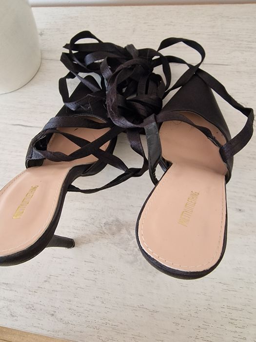 Buty szpilki zawiązywane na lydce.