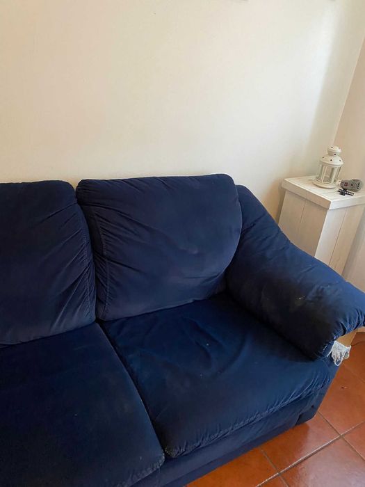 Sofá confortável apenas com arranhões nas laterais. 50€.
