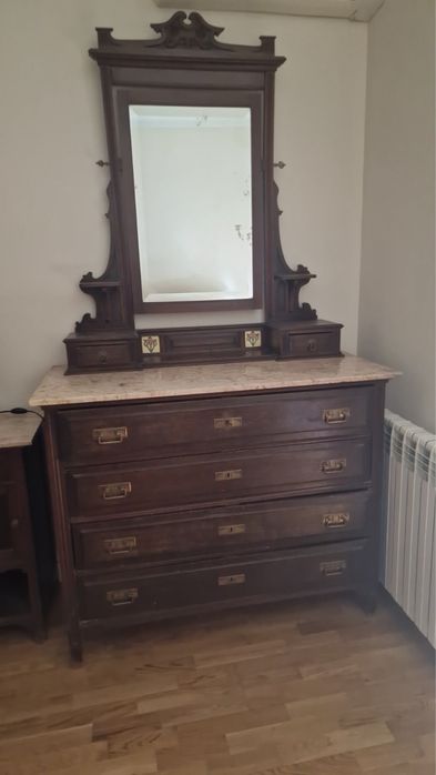 Quarto clássico, cama, cómoda e mesas de cabeceira