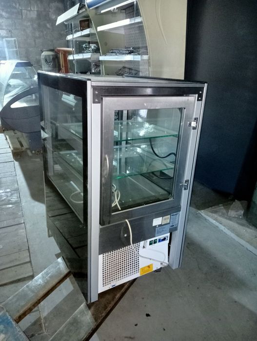 Кондитерська холодильна вітрина