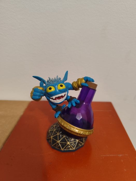 4 Skylanders Figures64738476102530123