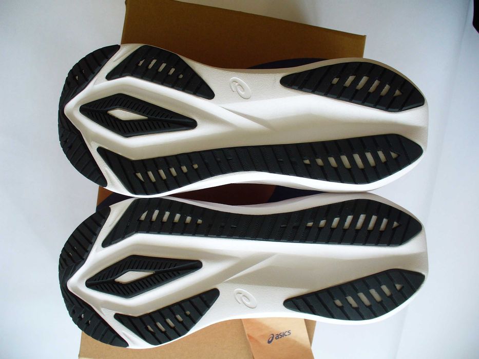 Buty Asics Versablast 4  r. 42,5