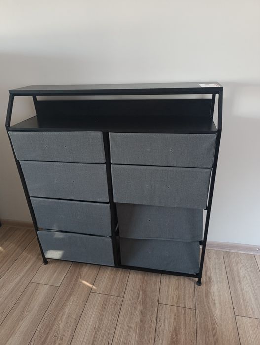 Czarna komoda materiałowa z 8 szufladami