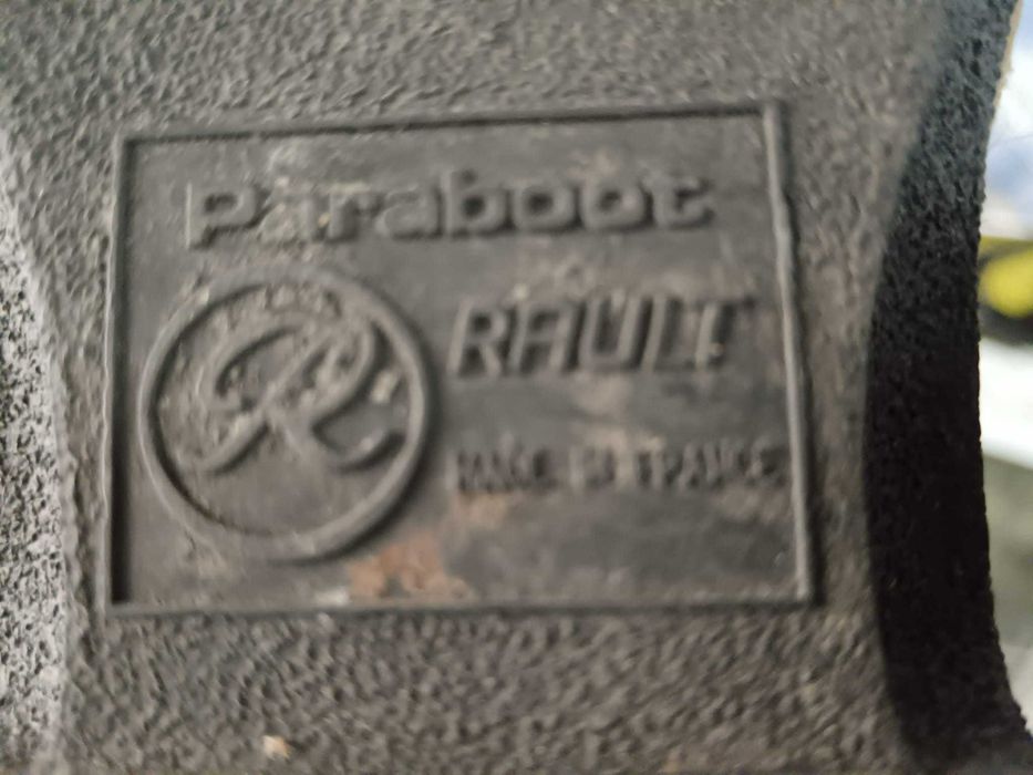 Sapatos com biqueira metálica.