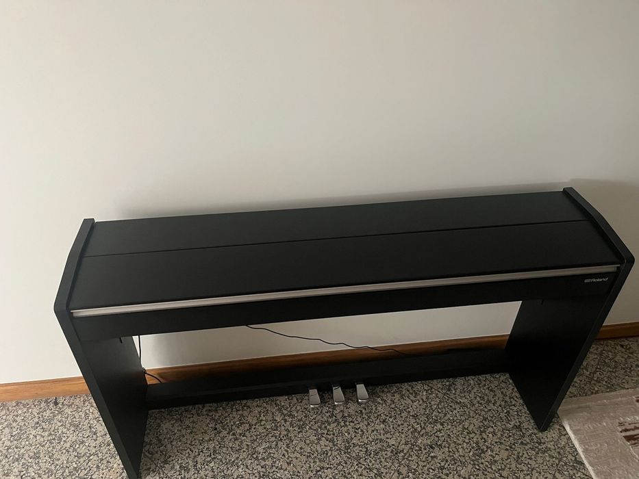 Piano Roland F-140R