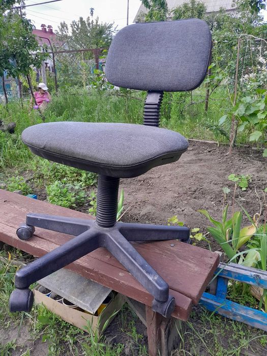 Продаю офисное кресло без подлокотников