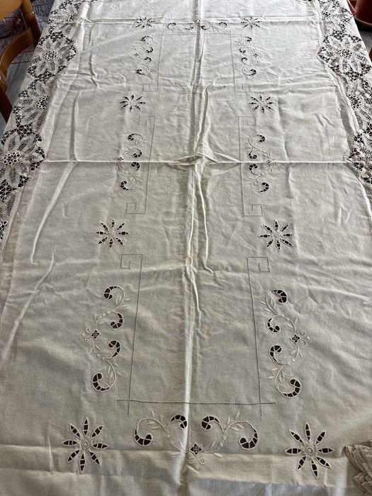 Toalha de mesa em linho com bordado manual e renda Bruxelas