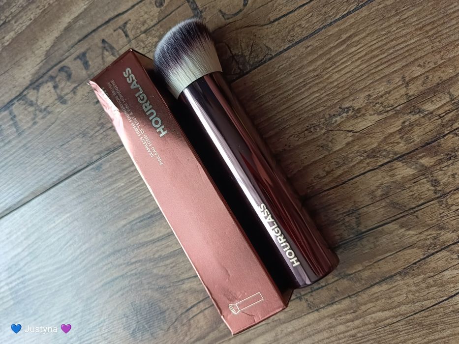 Nowy pędzel HOURGLASS Vanish Seamless Finish do podkładu