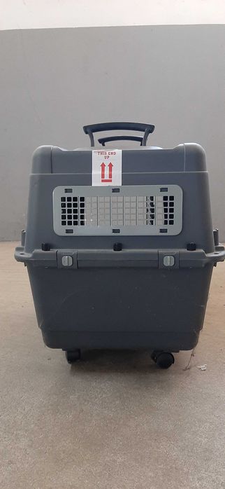 Transportadora de cães apropriada para viajar de avião, como nova.