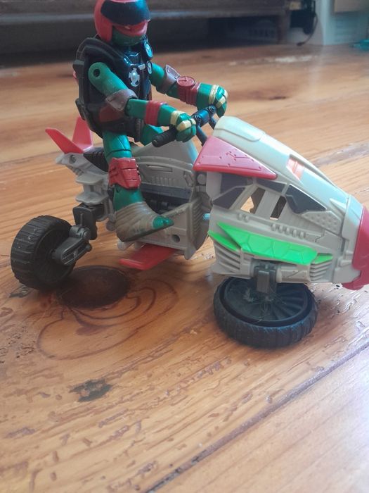 Tartarugas ninjas com mota voadora e vilão