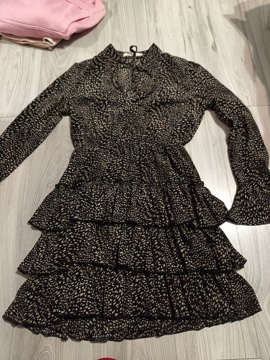 Sukienka damska z długim rękawem z falbanami