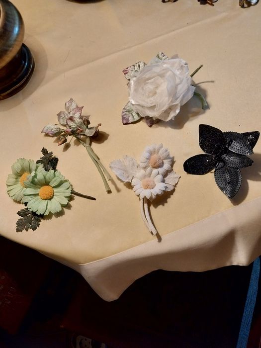 Flores de lapela antigas feitas a mão