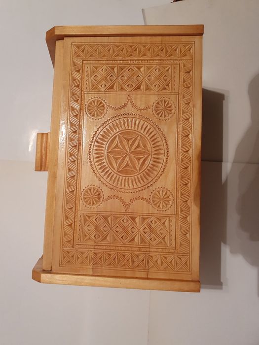 Шкатулка  деревянная резная