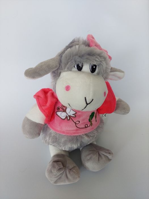 Pluszowa owieczka z różową kokardą i bluzeczką