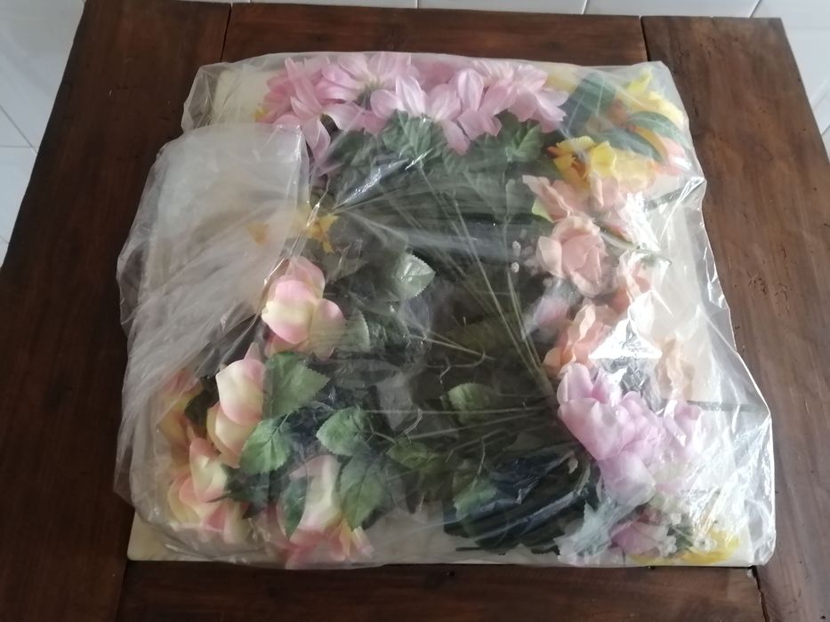 grande conjunto de flores artificias