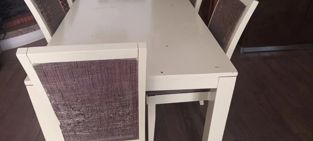Vendo uma mesa grande com 6 cadeiras em madeira