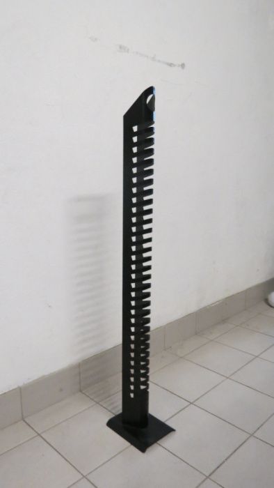 Coluna para CDs em metal