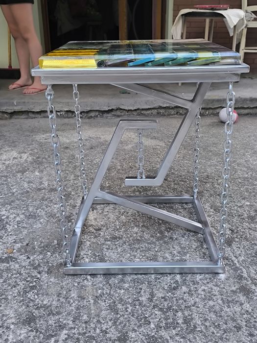 Стіл ручної роботи з епоксидної смоли.