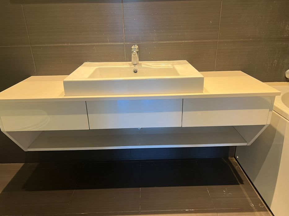 Vendo móvel e sanitários do Wc
