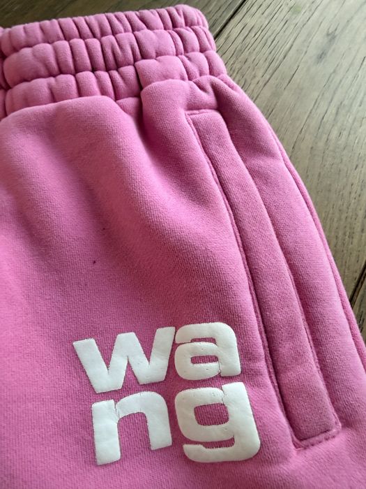 Różowe spodnie dresowe z nadrukiem „wang” – styl i wygoda w jednym!