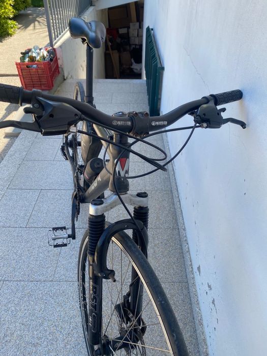 Bicicleta Híbrida / Fitness 700c com Travões de Disco