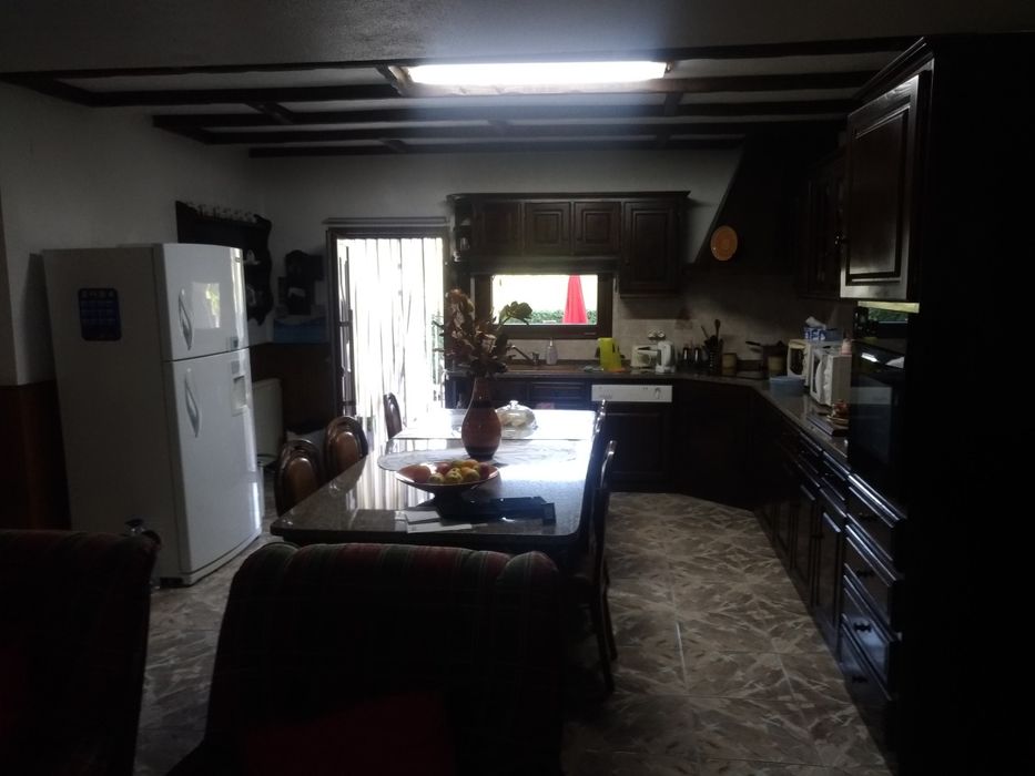 Moradia com logradouro e terreno de cultivo