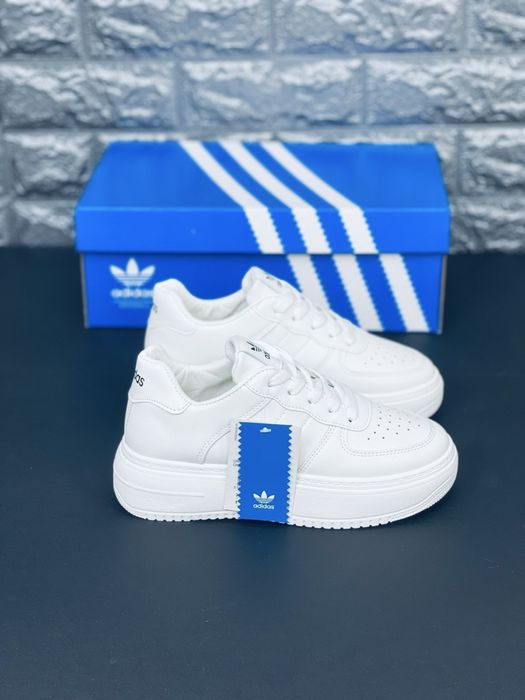 Кроссовки адидас / Adidas / кожаные красивки на лето / белоснежные женские кросивки / шкіряне жіноче взуття / адідас кросовки