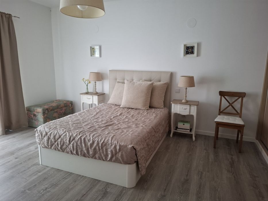Cama branca sommier com colchão, mesas de cabeceira e candeeiros em excelente estado