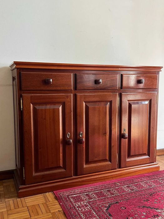 Móvel Aparador/Cómoda em madeira de carvalho com 3 portas e 3 gavetas