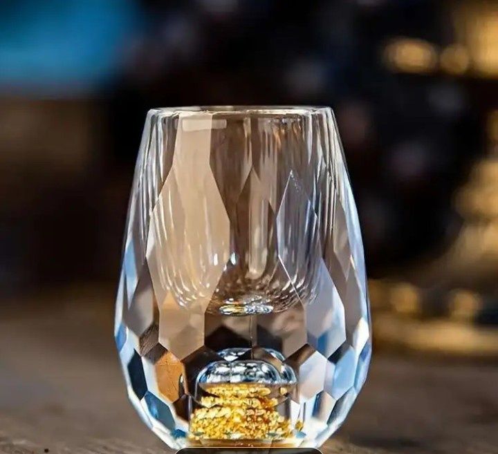 Dwa kieliszki złoty kryształy.