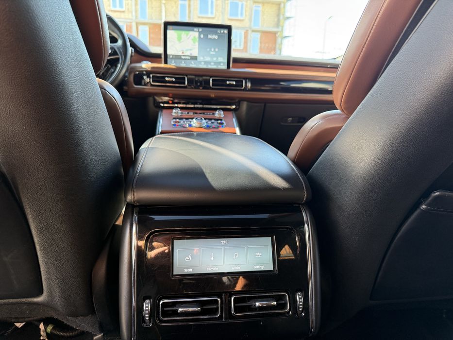 Продаю плагін-гібрид Lincoln Aviator