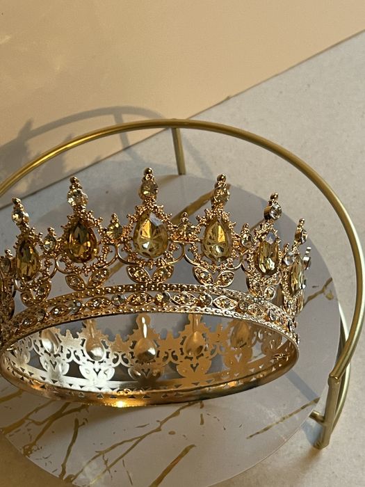 Продам з клеєними камінчиками корона