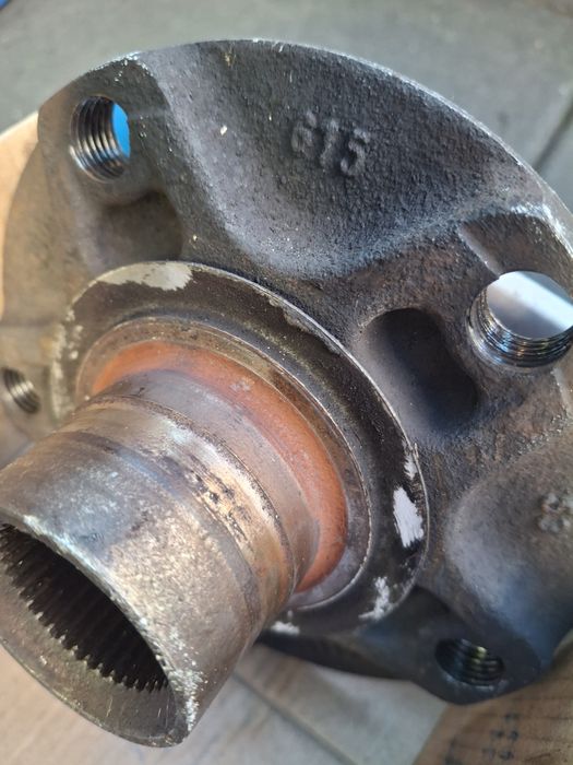 Cubos de roda com parafusos