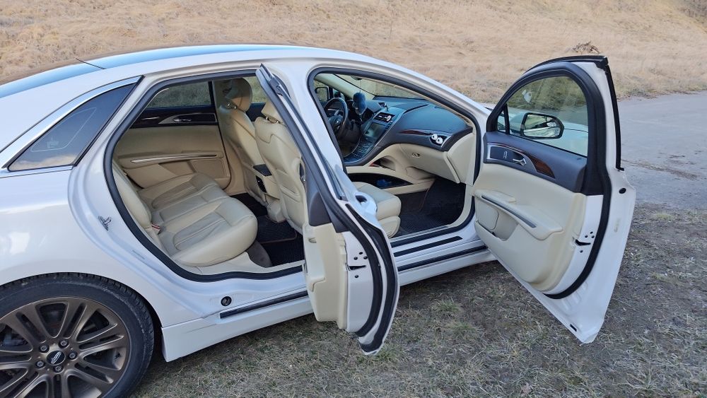 Гібрид бізнес класу. Розхід 5,5 по місту