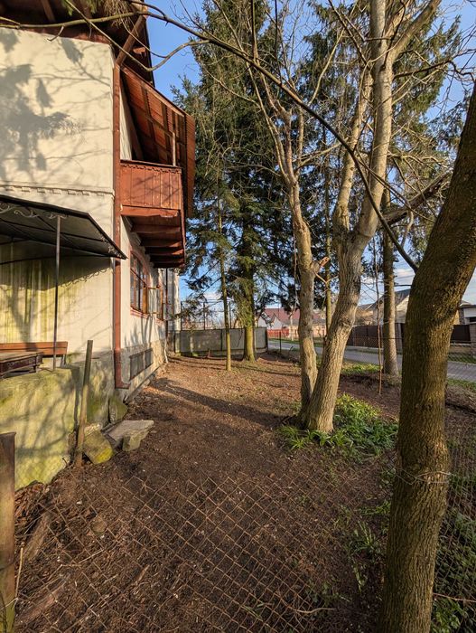 Великий будинок із землею, гаражем на початку міста _RR