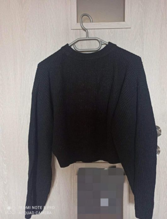 Czarny sweter wełniany