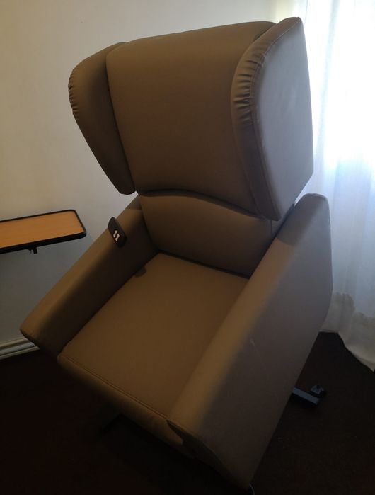 Cadeirão elétrico com mesa de apoio