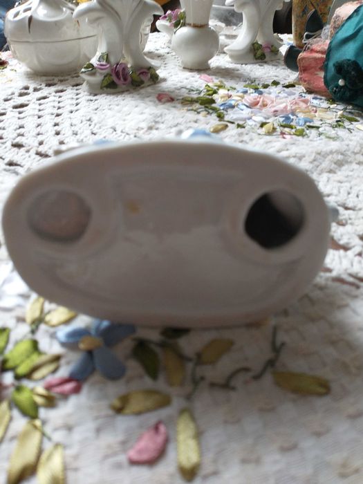 Figurka porcelanowa stara dzieci bawiące się