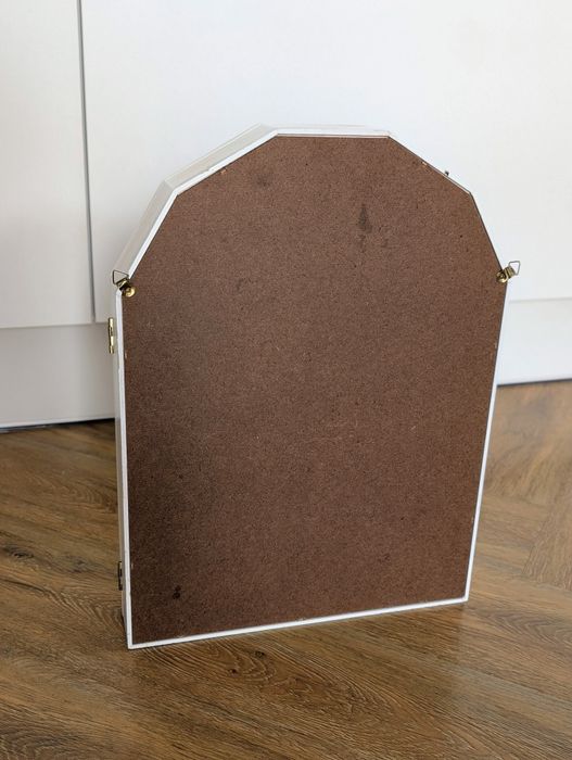 Gablotka z lustrem zamykana biała