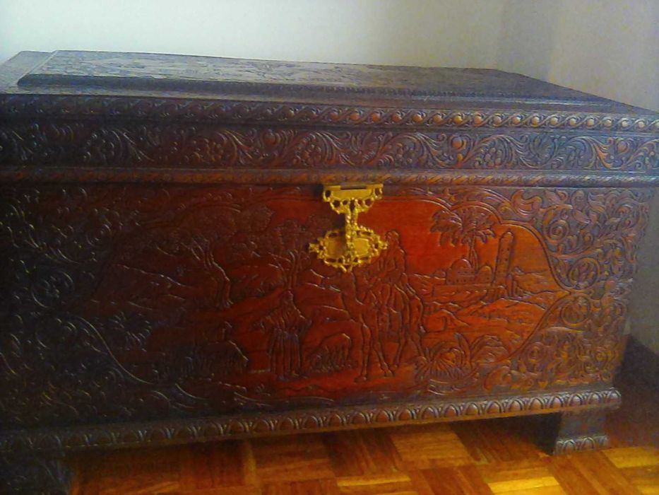 ARCA em Madeira de CANFORA => Excelente estado