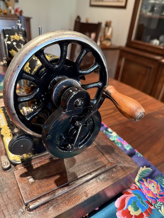 Singer portátil de 1910, restaurada e a coser.