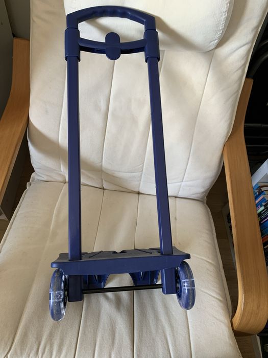 Estrutura com rodas azul