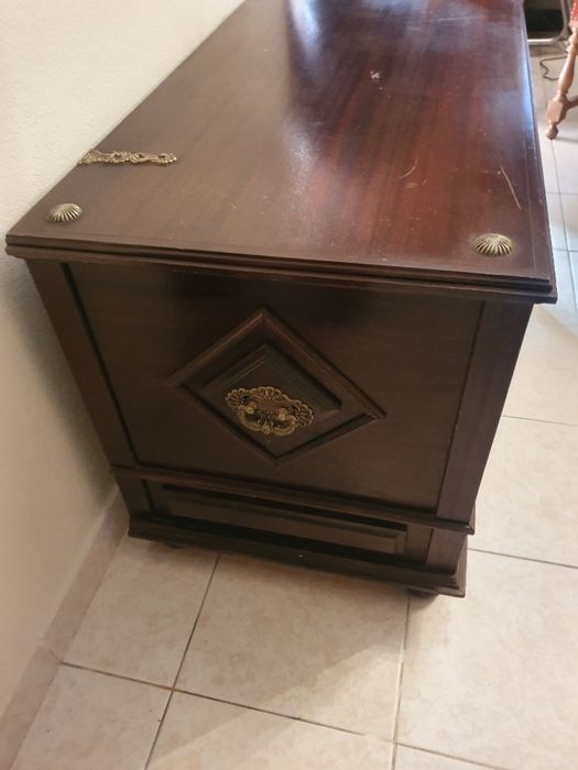 Arca de Madeira escura