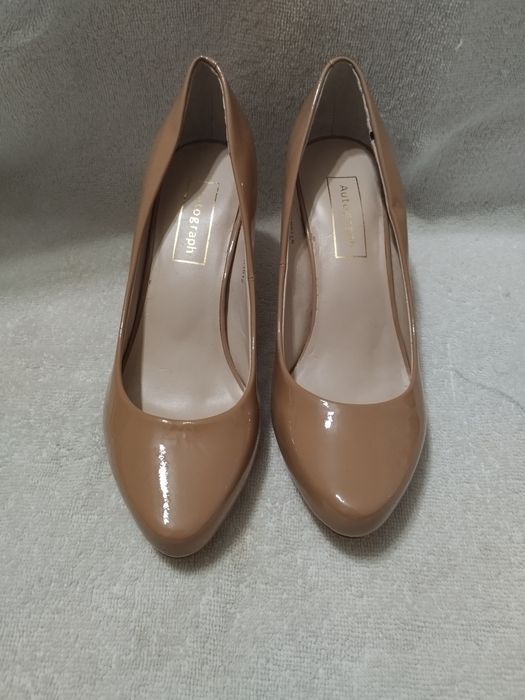 Бежеві туфлі на каблуку