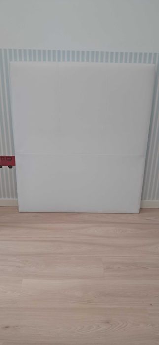 Mesa de cabeceira em pele branca cama 90